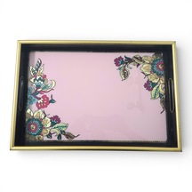 Sudedi Home Pembe Zeminli Çiçek Desenli Altın Çerçeveli Melamin Sunum Tepsisi 31x46 Cm Pembe