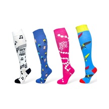 4'lü Unısex Müzik Notası, Dans, Pembe Ve Mavi Tasarımlı Esnek Nem Alabilen Pamuklu Diz Üstü Çoraplar Çok Renkli