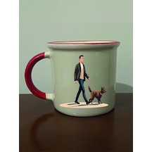 Köpek Gezdiren Adamlı Kırmızı Ağızlı Kupa Bardak - Seramik Çay, Kahve Hediyelik Bardağı Beyaz