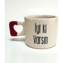 İyi Ki Varsın Baskılı Kırmızı Kalp Kulplu Kupa