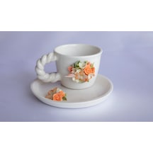 Soğuk Porselen İle Yapılmış Turuncu Beyaz Çiçeklerle Süslenmiş Kıvrık Kulplu Kahve Fincanı Çok Renkli