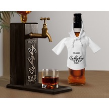 Bk Gift Kişiye Özel Kabartma İsimli Musluklu Doğal Ahşap İçki Standı Ve Beyaz İçki Şişesi Tişörtü Hediye Seti, Home Bar, Viski Çeşmesi, Ahşap İçecek Çeşmesi-10