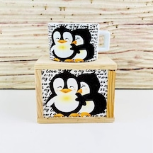 Ahşap Kutusunda Mutlu Aşıklar Penguen Tasarım Kupa Bardak Beyaz - Çok Renkli