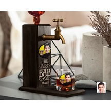 BK Gift Kabartmalı Karikatür Figürlü Musluklu Siyah Ahşap İçki Standı ve Viski Bardağı Hediye Seti, Arkadaşa Hediye, Sevgiliye Hediye-1