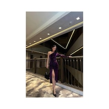 DefyModa Kadın Kadife Kumaş Asimetrik Yaka Yırtmaçlı Midi Abiye Elbise Mor