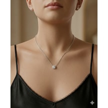 Kadın Moissanite Taş Kare Ve Etrafı Taşlarla Çevrili Gümüş Kolye