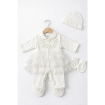 Kardeşler Bebe Dantelli Patikli Tulum Seti Bere & Eldivenli Ekru Kardeşler Bebe Dantelli Patikli Tulum Seti Bere & Eldivenli Ekru