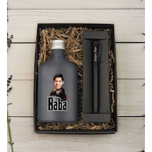 Bk Gift Kişiye Özel The Baba Karikatürlü Antrasit Tasarım Cam Şişede Kolonya 200 Ml & Siyah Metal Roller Kalem Hediye Seti-5, Babaya Hediye, Babalar G