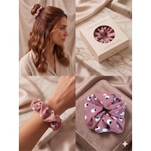 İpeksi Dokulu Puantiye Desenli Kumaş Scrunchie Lastik Toka Farklı Renk Seçenekli Pembe
