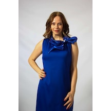 Moda Berray 986 Sax Yakası Organze Fiyonk Broşlu Saten Kısa Büyük Beden Elbise Sax Saks Mavi