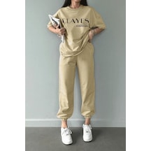 Studio Co Baskılı Bej T-shirt Eşofman Altı Takım - Oversize Bisiklet Yaka Bej-30234 Studio Co Baskılı Bej T-shirt Eşofman Altı Takım - Oversize Bisiklet Yaka Bej-30234