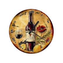 Eskimiş Zeminde Şarap Şişesi Yanında Limon Gelincik Duvar Saati Çok Renkli