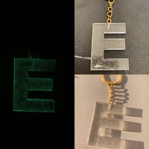 E Harfi Fosforlu Neon Yeşil Renk Parlak Simli Gold Aksesuarlı Anahtarlık