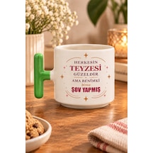 Herkesin Teyzesi Güzeldir Ama Benimki Biraz Şov Yapmış Baskılı T Kupa - Kırmızı Yeşil Kulp
