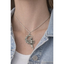 Ay Üzerinde Peri Figürlü Gümüş Renk Unisex Kolye Çok renkli