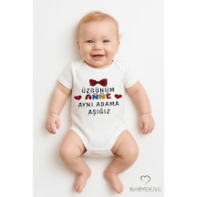 Babyden's Üzgünüm Anne Aynı Adama Aşığız Yazılı Çıtçıtlı Bebek Body Tulum %100 Pamuk Kısa Kollu Zıbın Beyaz