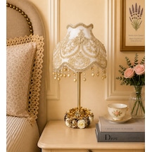 Ekru Kadife Kaplı Çiçek Dekorlu Gold İşlemeli Başlık Gold Metal Çiçek Ayaklı Klasik Abajur 50x25cm