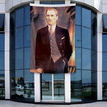 Siyah - Beyaz Mustafa Kemal Atatürk Silüeti Ve İmza Poster Bayrak Raşel Kumal 4x6 Metre Ata29 Diğer
