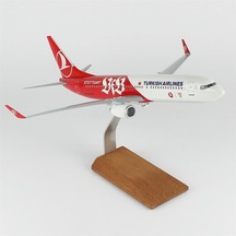 Thy033 1/100 Ölçek, Thy Stutgard Logolu B737-800 Yolcu Uçağı, Sergilemeye Hazır Ahşap Standlı Model-56284