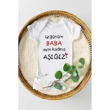 Hediyenza Üzgünüm Baba Aynı Kadına Aşığız Özel Tasarım Bebek Zıbın Pamuklu Çıtçıtlı Body Beyaz