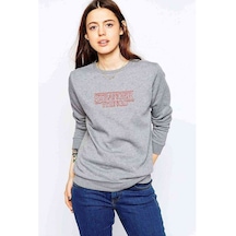 Stranger Things Kırmızı Logo Baskılı Gri Kadın Sweatshirt