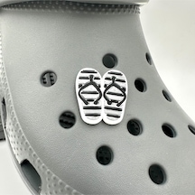 Crocs Terlik Süsü Ve Aksesuarı , Çanta Süsü Jibbitz Parmak Arası Terlik 02 Görsel Logo Aksesuar Gri-açık Gri-beyaz