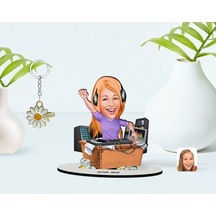 Kişiye Özel Kadın Radyocu Karikatürlü 3D Ahşap Biblo Ve Isimli Go