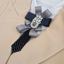 Lacivert Vaoov Özel Seri Yaka Broş, Yaka İğnesi , Taşlı Tasarım, Hediyelik , Yaka Çiçeği 150 Beyaz Çok Renkli