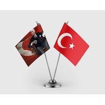 Koltukta Oturan Atatürk Ve Türk Bayrağı İkili Saten Masa Bayrağı Takımı Diğer