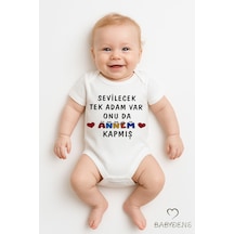 Babyden's Sevilecek Tek Adam Var Onu Da Annem Kapmış Yazılı Çıtçıtlı Bebek Body %100 Pamuk Kısa Kollu Zıbın Beyaz