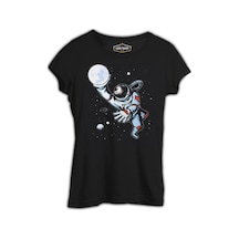 Astronaut Playing Basketball With The Moon Siyah Kadın Tshirt 001