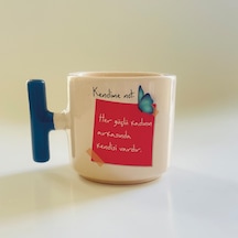 Kendime Not: Her Güçlü Kadının Arkasında Kendisi Vardır Kelebekli Kırmızı Baskılı Mavi T Kupa