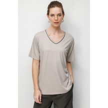 Desen Triko Kadın V Yaka Yaka Kenarı Zincirli Penye T-shirt 26707 Bej Bej