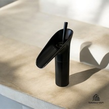 İsaoğlu Yapı Siyah Şelale Musluk Nostaljik Tasarım Şelale Lavabo Bataryası Siyah Armatür Siyah