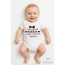 Babyden's Üzgünüm Baba Aynı Kadına Aşığız Yazılı Çıtçıtlı Bebek Body %100 Pamuk Kısa Kollu Zıbın Beyaz