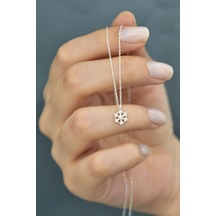Papatya Silver 925 Ayar Rodyum Kaplama Zirkon Taşlı Gümüş Kar Tanesi Kolye