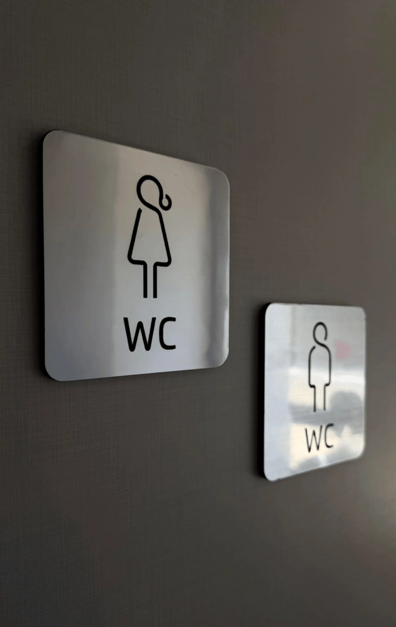Metal Görünümlü Fırça Desenli Wc Yönlendirme Levhası Seti Kendinden Yapışkanlı
