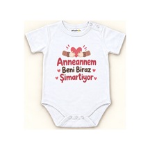 Babylimon Anneannem Beni Biraz Şımartıyor Beyaz Kısa Kollu Çıtçıtlı Bebek Zıbını Beyaz - Anneannem Beni Biraz Şımartıyor - 928161932 Beyaz - Anneannem Beni Biraz Şımartıyor