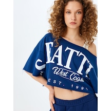 Koton Asimetrik Yaka Kolej Baskılı Oversize Kısa Kollu Crop Tişört Lacivert 5sal10045ık Lacivert
