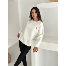 Kadın Kalp Nakışlı Sweatshirt Sade & Sevgi Dolu Stil Beyaz