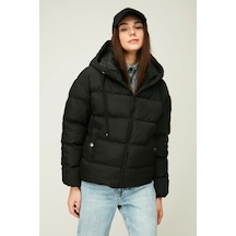 İçi Astarlı Su Ve Rüzgar Geçirmez Cepli Kapüşonlu Kadın Mont Siyah