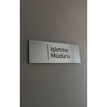 Metal Görünümlü Fırça Desenli Logolu İşletme Müdürü Kapı İsimliği Kendinden Yapışkanlı