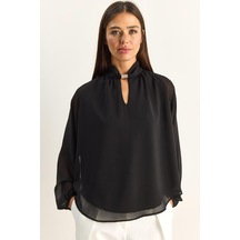 Shade Kadın Dik Yaka Metal Aksesuarlı Transparan Kollu Şifon Bluz 1001 60286160 - Siyah