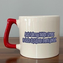 Mor Mürekkep Ayağa Kalkmayı Bildiğin Sürece Renksiz Baskılı Kırmızı Kulplu D Kupa