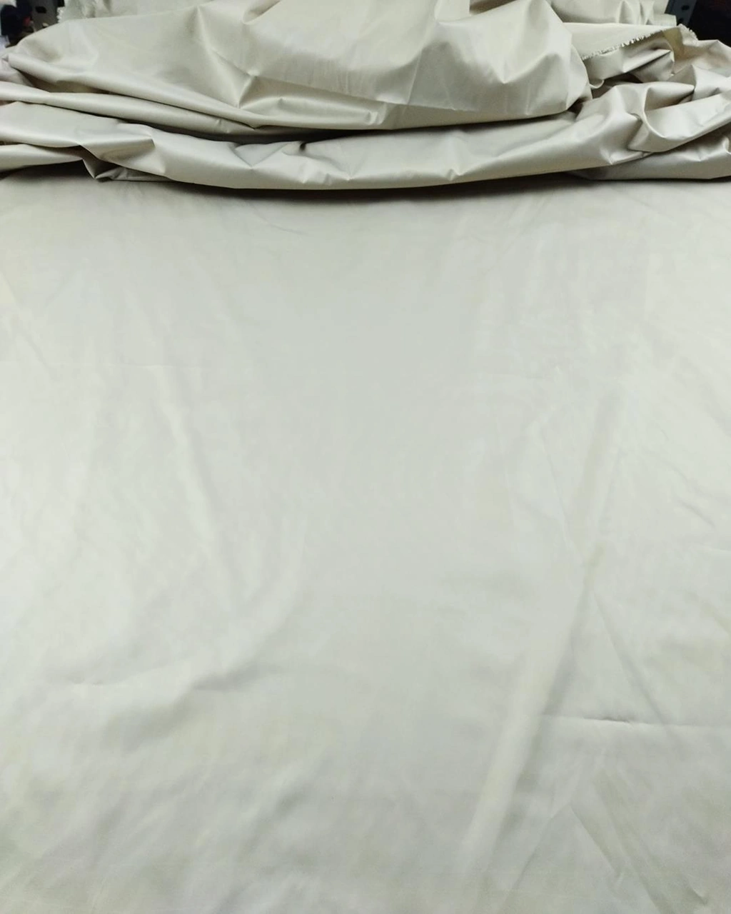 Sentetik Rüzgarlık Benzeri Dokuma Bej Renkte En 130 Cm X Boy 220 Cm -2192