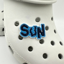 Crocs Terlik Süsü Ve Aksesuarı , Çanta Süsü Jibbitz 3d Sun Yazılı 05 Görsel Logo Aksesuar Mavi-beyaz-siyah