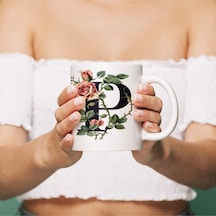 P Baş Harf Kırmızı Güller İle Sarılı Bardak 330 Ml Kişiye Özel Çiçekli Hediye Beyaz