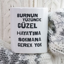 Burnun Yüzünde Güzel Iki Tarafı Baskılı Kupa Bardak Çok Renkli
