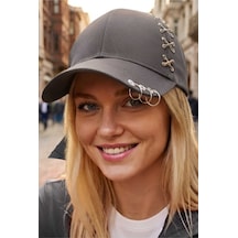 Tezzgelsin Kadın Piercing Halkalı Çapraz Metal Detaylı Özel Tasarım Baseball Cap Streetwear Şapka Füme