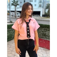Taş Arma Detaylı Pembe Crop Casual Chic Pembe
